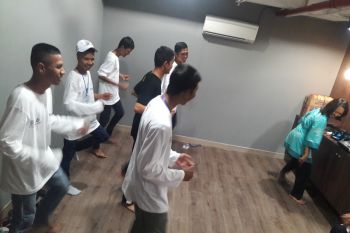 BUMN HADIR -  SMN Kepri dilatih tarian badui khas Sleman