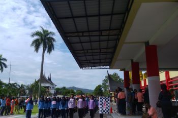 Gerak jalan meriahkan peringatan hari olah raga di Padang