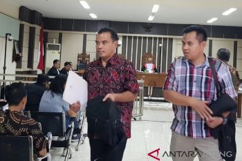 Bapak dan anak penyuap Bupati Purbalingga dituntut 3,5 tahun bui
