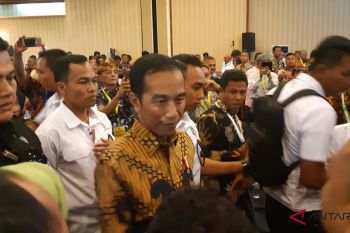 Ratusan wartawan berdesakan demi swafoto dengan Presiden