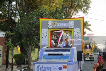 Warga Kota Kediri Antusias Saksikan Parade Mobil Hias