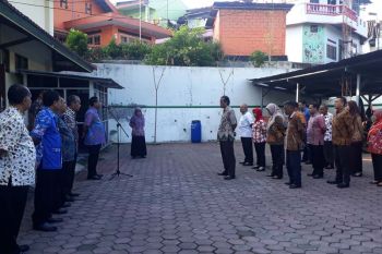 9 ASN Kesbangpolinmas telat masuk kantor