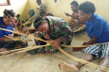TNI latih Mama-mama Papua buat kerajinan