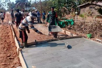 Babinsa Koramil Merauke bantu warga cor jalan