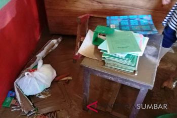 Pelajar terdampak banjir Solok butuh alat tulis