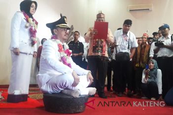 Bupati Seruyan dapat gelar adat dari DAD