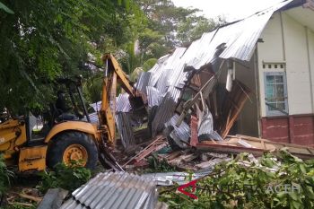 Pemkot bongkar dua bangunan liar taman kota