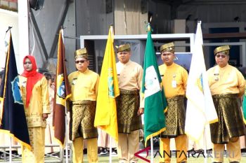 ASN mengenakan baju kurung rayakan HUT Kepri