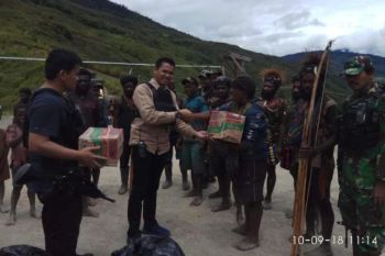 Dandim Puncak Jaya bagi bahan pokok di Kalome