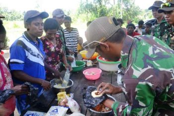 Yonif 644/WLS ajarkan warga perbatasan RI-PNG buat kue