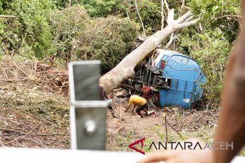 Evakuasi truk CPO masuk jurang