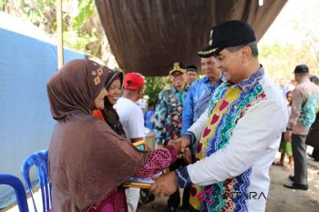 Bupati HSS serahkan bantuan CSR PDAM untuk korban kebakaran