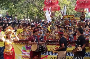 Masyarakat dan wisatawan saksikan "Festival Pesona Lokal" (video)