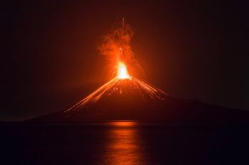 Anak Krakatau semburkan lava pijar