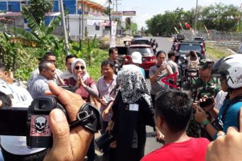 Pemuda Linggau tolak Ratna Sarumpaet dan Rocky Gerung di Bandara Silampari