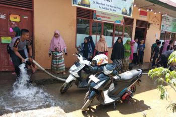 Ratusan personel gabungan bantu bersihkan rumah warga terdampak banjir