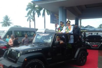 Disambut secara adat gubernur Sultra diarak ke Rujab