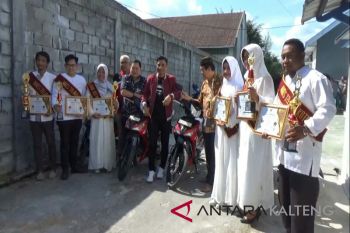 Bupati Supian Hadi beri penghargaan tenaga kesehatan berprestasi