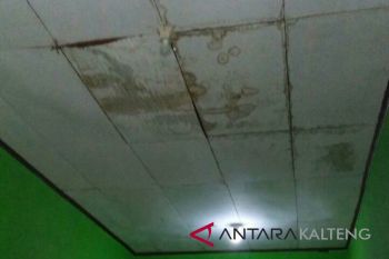 Pelayanan pasien terganggu atap puskesmas bocor