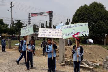 Sekolah dibangun pagar, pelajar SD demo