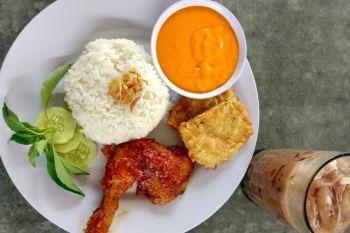 Menikmati kelezatan Ayam Geprek Bu Elly