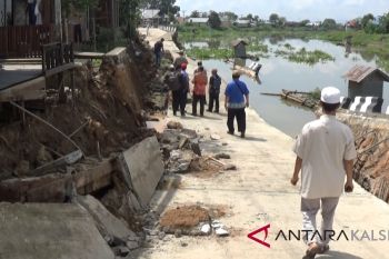 Siring berlantai beton di Martapura amblas