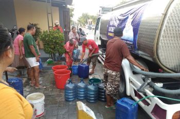 Warga Undaan Kudus terima bantuan air bersih