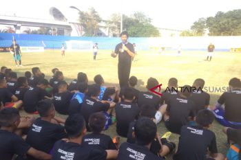 Pegadaian gandeng Indra Sjafri gelar coaching clinic