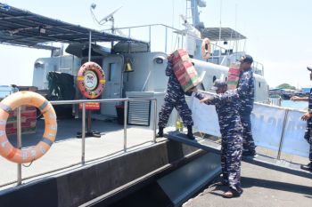 Kapal Lantamal bawa logistik untuk korban gempa