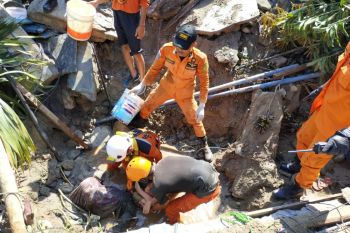 Basarnas evakuasi korban gempa terjebak di Palu