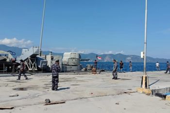 KRI Makassar berangkatkan ribuan sukarelawan ke Sulteng