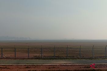 Bandara Syamsudin Noor diselimuti kabut asap