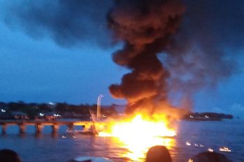 Kapal motor terbakar di Pelabuhan Biak