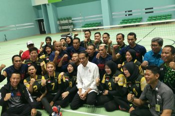 President Jokowi reviews exercise of Asian Para Games athletes
