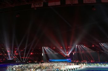 Atlet dan volunter membaur di pesta penutupan Asian Games 2018