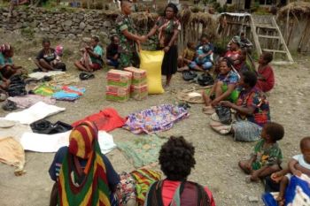 TNI bagi bahan pokok kepada pengungsi perang suku Tingginambut