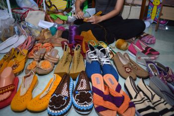 Kerajinan Sepatu Rajut