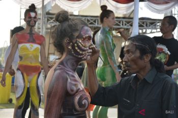 Mahasiswa asing antusias ikuti "body painting" PNDF (video)