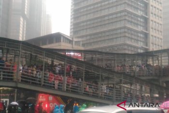 Arus pengguna JPO GBK terhenti akibat hujan
