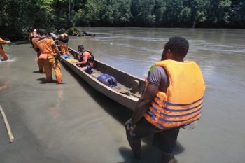Tim SAR mencari Kepala Kampung Holkima diduga hanyut di Sungai Ibele