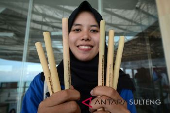 Gerebek sampah sedotan plastik di Palu