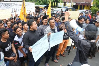 Aksi Tolak Tambang Emas