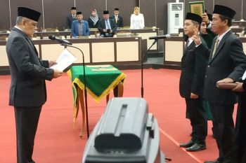 Ketua  DPRD Sulsel lantik dua anggota baru