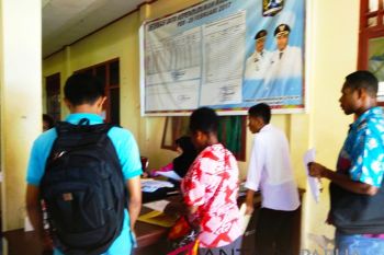 Warga Biak Numfor antre rekam e-KTP