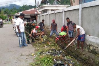 Babinsa Yapsel ajak warga bersihkan saluran pembuangan air