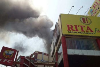 Rita Supermall Tegal terbakar
