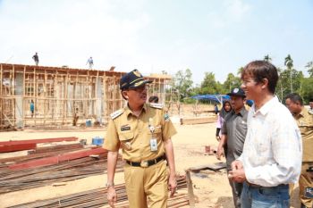 Bupati Pesisir Barat tinjau pembangunan pasar-puskesmas