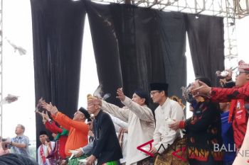 Capres-cawapres lepas burung merpati simbol kampanye damai