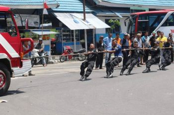 Meriahkan Hari Perhubungan, Dishub Padang Panjang lomba tarik mobil pemadam kebakaran