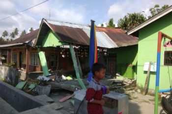 Warga Mamuju berlarian keluar rumah
